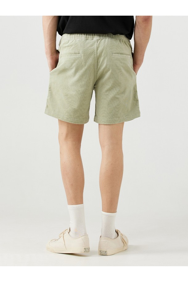 코듀로이 로컬 반바지 - 데저트 세이지는 남성용 반바지로, 봄, 여름 시즌 일상에서 편안하게 착용하기 좋습니다. 코듀로이, 면, 스판덱스 혼방 소재로 제작되었으며, 클래식한 레귤러핏과 무릎 위 기장으로 편안한 실루엣을 연출합니다. 데저트 세이지, 블랙 워시, 오버캐스트 실버 버치, 트레이드 윈드 웜 그레이 등 다양한 컬러 옵션으로 제공되며, 밴딩 처리되어 활동성을 더했습니다.
