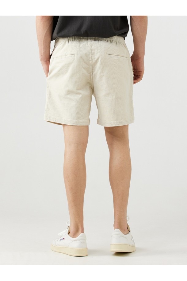 실버 버치 색상의 코듀로이 로컬 반바지는 남녀 모두 착용 가능한 캐주얼 & 클래식 스타일의 반바지입니다. 봄, 여름 시즌에 적합하며, 무릎 위 기장의 레귤러핏으로 편안한 컴포트핏을 제공합니다. 코듀로이, 면, 스판덱스 혼방 소재에 무지 패턴으로 제작되어 클래식한 텍스처와 밴딩 디테일이 특징입니다.
