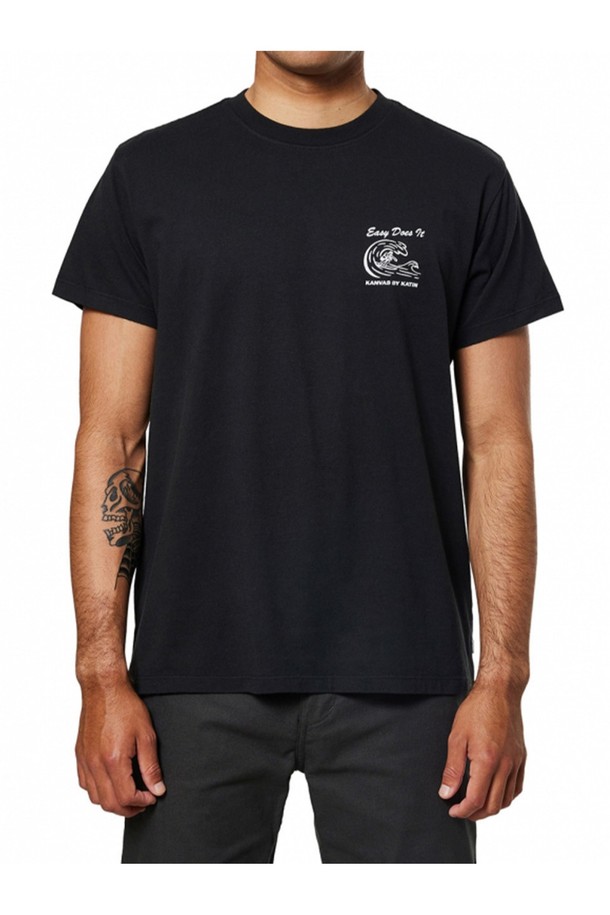 쇼어리 반팔 티셔츠는 부드러운 오가닉 코튼 100% 소재로 제작되었으며, 블랙 워싱 처리되어 자연스러운 멋을 더합니다. 앞면에는 서퍼와 "EASY DOES IT" 텍스트가 퍼프 그래픽 프린팅으로 디자인되었고, 핸드프린팅에서 영감을 받은 그래픽이 캐주얼한 스타일을 완성합니다. 스탠다드 핏의 라운드넥 디자인으로 일상에서 편안하게 착용하기 좋은 남성용 반팔 티셔츠입니다.
