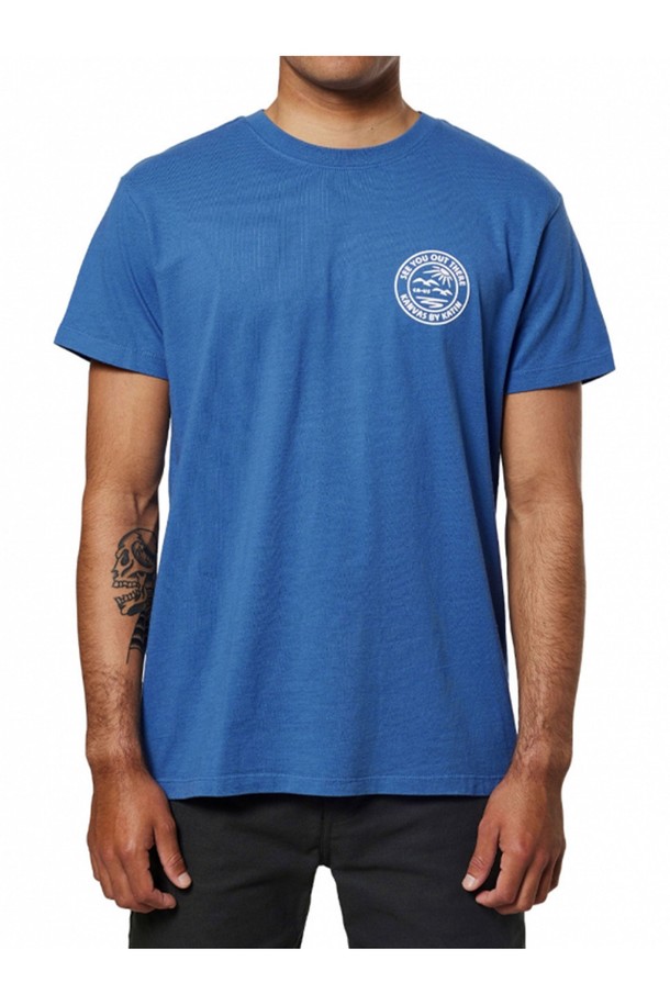 남성용 웨트랜드 반팔 티셔츠는 부드러운 100% 오가닉 코튼 소재로 제작되었으며, 산뜻한 베이 블루 색상이 돋보입니다. 해안 도시 테마의 프린트 로고 그래픽이 캐주얼한 매력을 더하고, 가먼트 다잉 처리로 자연스러운 색감을 연출합니다. 스탠다드 핏의 라운드넥 디자인으로 일상에서 편안하게 착용하기 좋은 반소매 티셔츠입니다.
