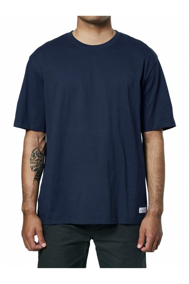 90년대 스타일의 오버사이즈 핏이 특징인 인디고 컬러 박스핏 헤리티지 반팔 티셔츠입니다. 100% 오가닉 코튼 소재와 커스텀 다잉 저지 원단을 사용하여 제작되었으며, 라운드넥 디자인의 캐주얼하고 베이직한 무드를 연출합니다. 봄, 여름철 일상복으로 적합한 남녀 공용 반팔 티셔츠입니다.
