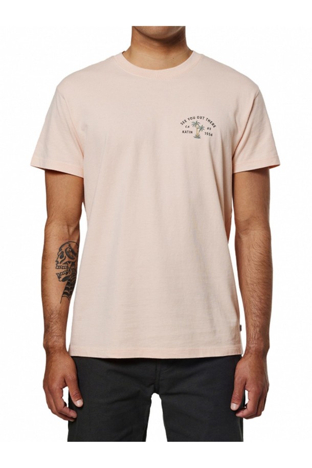 부드러운 촉감의 오가닉 코튼 100% 소재로 제작된 남성용 버뮤다 반팔 티셔츠입니다. 핑크 샌드 워싱 컬러와 캘리포니아 팜트리 그래픽 프린트가 돋보이며, 커스텀 다잉 처리로 빈티지한 매력을 더했습니다. 봄, 여름철 일상복으로 캐주얼하게 연출하기 좋은 레귤러 핏 라운드넥 디자인입니다.
