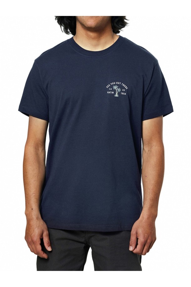 버뮤다 반팔 티셔츠는 캘리포니아 팜트리 그래픽과 "SEE YOU OUT THERE" 텍스트 프린트가 돋보이는 폴라 네이비 색상의 공용 반팔 티셔츠입니다. 오가닉 코튼 100% 소재로 제작되었으며, 커스텀 오가닉 코튼 염색을 통해 더욱 특별한 색감을 자랑합니다. 캐주얼한 스타일의 라운드넥 레귤러 핏으로, 봄, 여름철 일상복으로 편안하게 착용할 수 있습니다.
