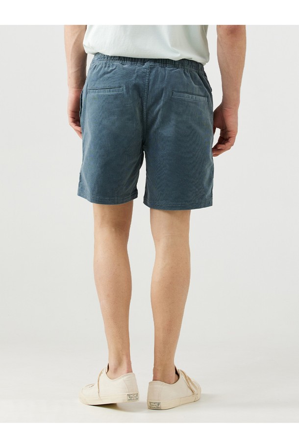 남성용 코듀로이 로컬 반바지는 면과 스판덱스 혼방 소재로 제작되어 편안한 착용감을 제공하며, 밴딩으로 허리 사이즈 조절이 용이합니다. 봄, 여름철 일상복으로 적합하며, 오버캐스트 실버버치, 데저트 세이지, 트레이드윈드 원 그레이 색상으로 출시되었습니다. 무릎 길이의 레귤러핏 디자인으로 클래식하면서 캐주얼한 스타일을 연출할 수 있습니다.
