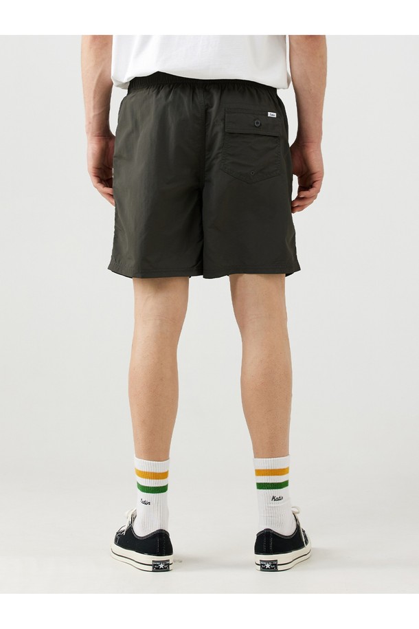 풀사이드 볼리 보드숏 - 블랙 워시는 여름철 서핑이나 일상에서 편안하게 입을 수 있는 남성용 숏 보드숏입니다. 얇은 두께의 나일론 소재로 제작되었으며, 블랙 워시 색상의 무지 패턴이 특징입니다. 레귤러핏에 엘라스틱 밴드와 앞면 슬래시 포켓, 내부 실용적 포켓이 있어 편리하며, 메쉬 안감으로 쾌적한 착용감을 제공합니다.
