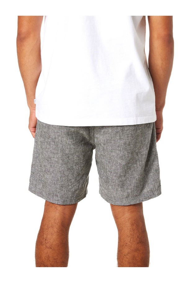 이사야 로컬 반바지는 블랙 워시 컬러의 남성용 반바지로, 봄, 여름 시즌에 캐주얼하게 착용하기 좋습니다. 면과 린넨 혼방 소재로 제작되어 부드러운 촉감을 자랑하며, 샴브레이 패턴과 스탠다드 레귤러핏으로 편안하게 연출 가능합니다. 사이드 슬릿, 앞면 포켓, 뒷면 웰트 포켓 디테일과 깔끔한 허리 밴드가 특징입니다.
