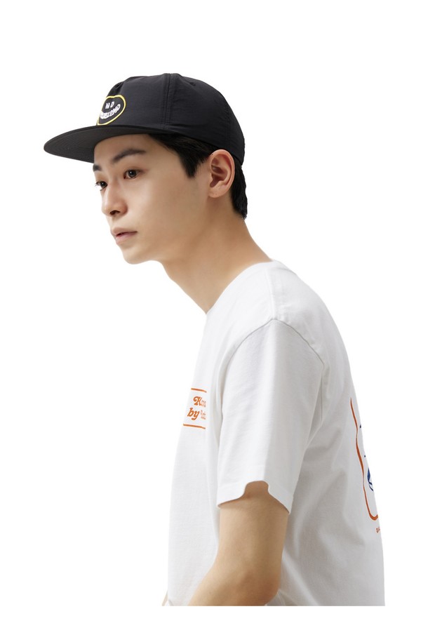 일상, 서핑, 비치웨어 등 다양한 용도로 활용하기 좋은 블랙 컬러의 SMILE 스냅백입니다. 봄, 여름에 어울리는 얇고 가벼운 나일론 소재로 제작되었으며, 7cm 챙넓이와 77cm 모자 깊이를 가지고 있습니다. 자수 장식이 돋보이며, 스냅백 조절이 가능합니다.
