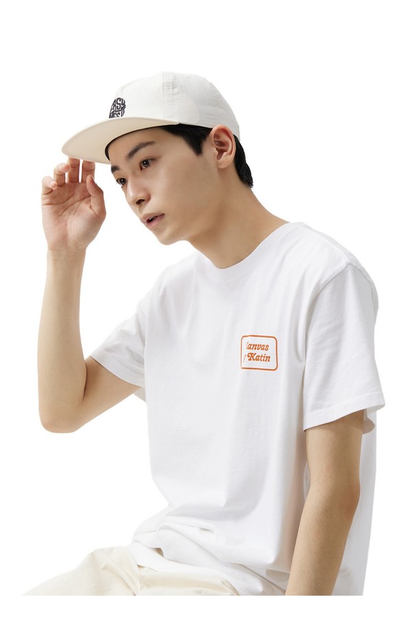 EASY EMBLEM 로고 자수가 돋보이는 화이트 컬러의 울 소재 스냅백입니다. 남녀 모두 착용하기 좋으며, 봄, 여름, 가을에 일상용으로 활용하기 좋습니다. 개성 있는 디자인으로 포인트를 줄 수 있습니다.
