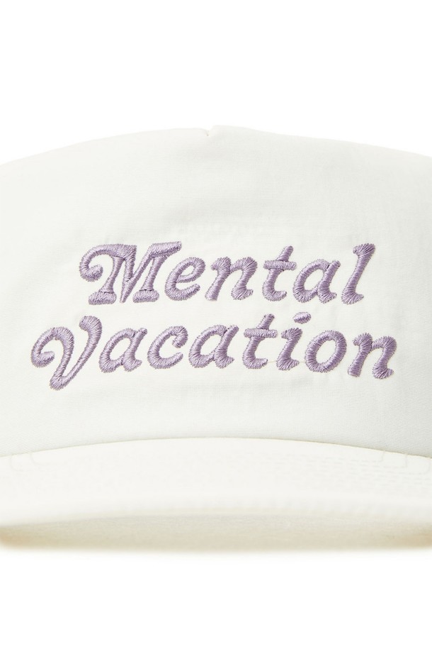 MENTAL VACTATION 스냅백은 가벼운 나일론 소재로 제작되어 사계절 내내 편안하게 착용 가능하며, 일상용으로 적합합니다. 화이트 컬러 바탕에 로고와 자수 디테일이 돋보이며, 7cm 챙넓이와 77cm의 모자 깊이로 스냅백 타입의 스타일리시함을 연출합니다. 남녀 공용으로 착용 가능합니다.
