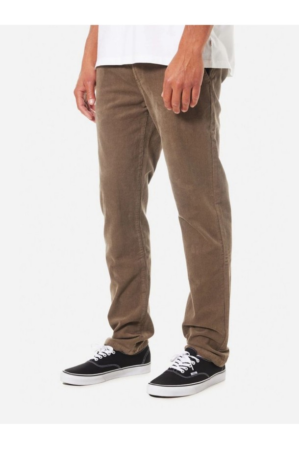 부드러운 코듀로이 소재로 제작된 다크 브라운 색상의 남성용 파이프라인 코듀로이 팬츠입니다. 슬림 스트레이트 핏으로 디자인되었으며, 허리 밴딩과 스트링으로 편안함을 더했습니다. 가을, 겨울 시즌에 캐주얼하게 활용하기 좋으며, 포켓 안감 보강과 내부 바이어스 테이프 마감 등 프리미엄 디테일이 돋보입니다.
