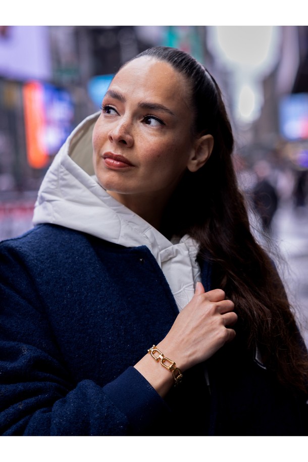 미니멀 스타일의 (여성) 엘리자베스 팔찌는 4mm 사이즈의 골드 메탈 소재로 제작되었으며, 데일리로 착용하기 좋습니다. 레이어드 디자인으로 제작되어 2개 이상의 제품을 함께 착용하면 더욱 멋스럽게 연출할 수 있습니다. 다양한 컬러로 출시되어 여러 색상을 매치하여 개성 있는 스타일을 완성할 수 있습니다.
