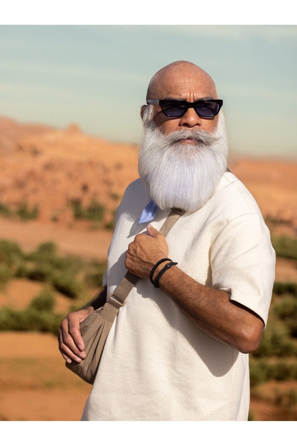 나바크 6 팔찌 - 블랙X블랙은 미니멀하고 모던한 스타일의 공용 팔찌입니다. 6mm 스테인리스 커프와 로프 소재, 블랙 컬러의 조화가 돋보이며, 방수, 내식성, 내구성을 갖춘 제품입니다. 뱅글 스타일로 제작되었으며, 손바느질 마감, 브랜드 각인, 새클 및 매듭 디자인이 특징입니다.
