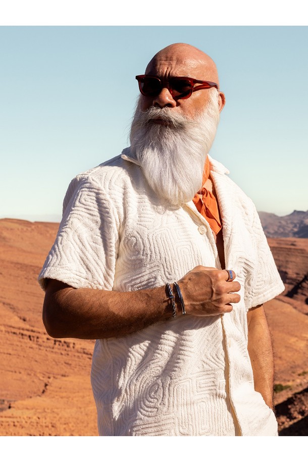 네이비 색상의 1.8mm 로프와 실버 색상의 6mm 스테인리스 스틸 프레임으로 제작된 나바크 6 팔찌입니다. 고급 스테인리스 스틸 프레임은 내식성이 뛰어나며, 핸드 스티치 및 매듭 구조로 제작되어 내구성이 뛰어납니다. 착용자의 손목에 맞게 조절 가능하며, 레이어드하여 착용할 수 있는 미니멀한 디자인으로 일상생활은 물론 마린 스포츠 활동에도 잘 어울립니다.
