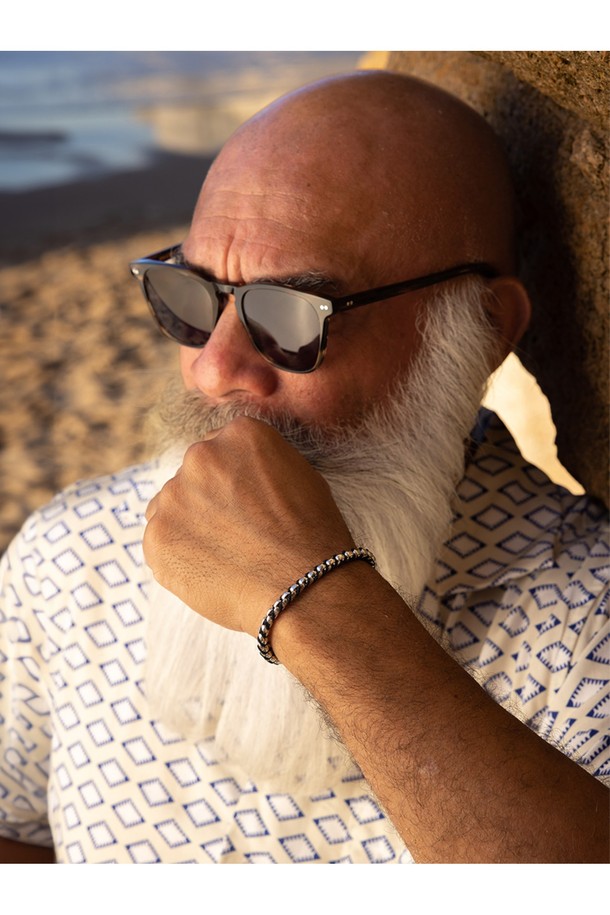 카테나 베니션 팔찌는 네이비 컬러의 마린 로프와 실버 스테인리스스틸 체인의 조화가 돋보이는 공용 팔찌입니다. 5mm 두께의 박스 체인 패턴과 로고 각인 디테일이 세련된 디자인을 완성하며, T-클라스프 잠금장치와 수작업 매듭 마감으로 견고함을 더했습니다. 방수 및 내식성이 뛰어나 해양 스포츠에도 적합하며, 레이어드하여 다양한 스타일을 연출할 수 있습니다.
