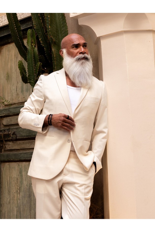 블랙 색상의 카테나 폭스테일 팔찌는 316L 스테인리스 스틸 체인과 마린급 로프 소재를 사용해 제작되었으며, 땀과 염분에 강한 방수 및 내식성 기능이 뛰어납니다. 손바느질 매듭 마감으로 견고함을 더하고 브랜드 레터링 각인을 새겨 포인트를 주었으며, 시계나 다른 팔찌와 레이어드하여 스타일을 연출할 수 있습니다. 미니멀하고 모던한 무드를 담아 일상에서 부담 없이 착용하기 좋은 공용 팔찌입니다.
