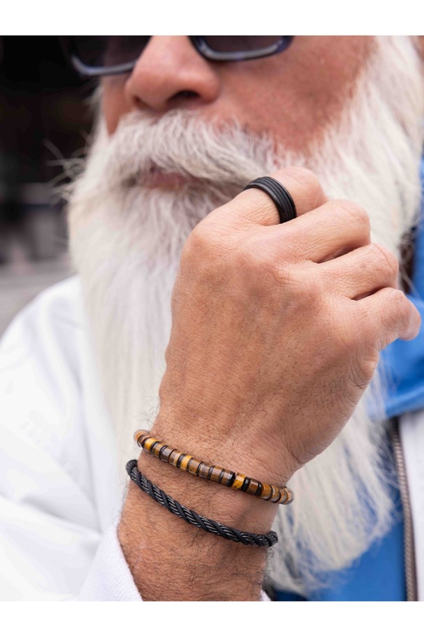 나바크 8 반지는 316L 스테인리스 스틸과 선박용 로프를 사용하여 제작되었으며, 뛰어난 내구성과 방수 기능을 자랑합니다. 매끄러운 촉감과 로프 브레이딩 패턴, 더블 래핑 로프 디자인이 돋보이며, 블랙, 네이비, 코발트, 세이지 그린, 시그널 바이올렛, 아이보리, 플럼 퍼플 등 다채로운 컬러 옵션을 제공합니다. 땀과 물에 강하며 색상 유지력이 우수하여, 우든 케이스에 담겨 고급스러움을 더합니다.
