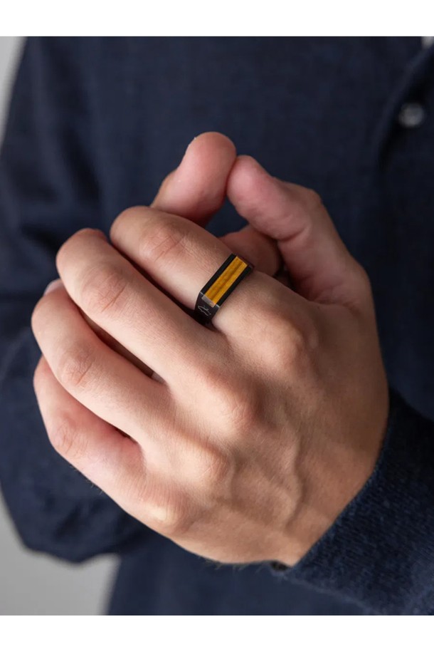 시그넷 7 반지는 타이거아이와 블랙 색상의 조화가 돋보이는 공용 반지입니다. 316L 스테인리스 스틸과 타이거아이 소재로 제작되었으며, 선박용 로프 디자인과 브랜드 레터링 각인이 특징입니다. 내구성과 방수 기능이 뛰어나 일상생활은 물론 해양 활동에도 적합하며, 클래식한 스타일을 연출할 수 있는 시그넷 문장 반지 스타일로 우드 케이스가 함께 제공됩니다.
