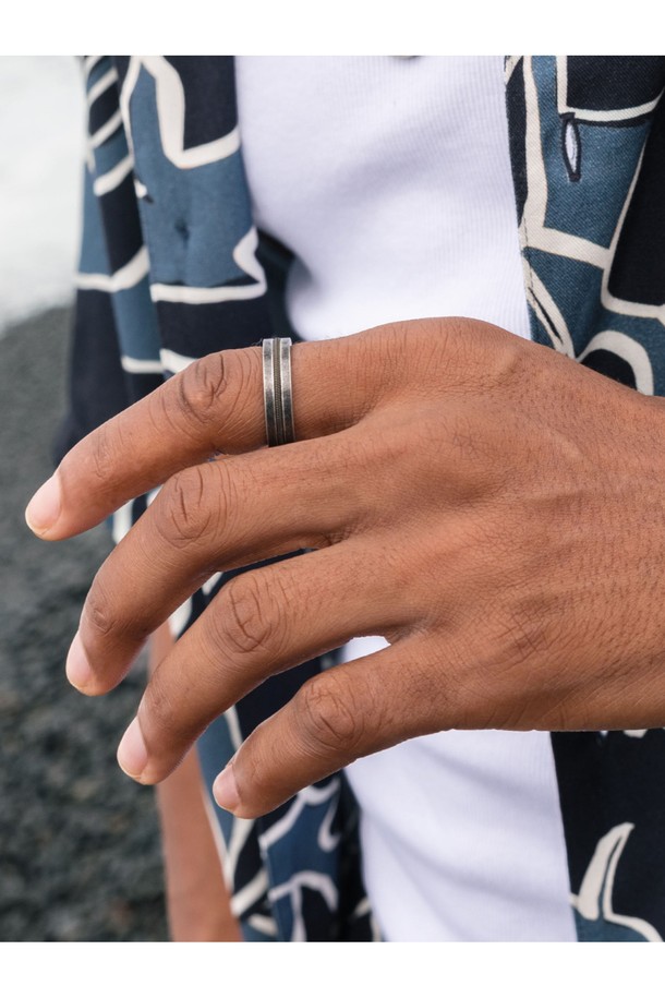 나바크 6 반지는 아미X빈티지, 블랙X블랙, 네이비X실버 3가지 색상으로 출시되었으며, 스테인리스 스틸과 선박용 로프를 사용하여 견고하게 제작되었습니다. 이중 디자인과 브랜드 레터링 각인이 돋보이며, 바닷물 및 염도 내구성을 갖춰 색상 변색 없이 오랫동안 착용할 수 있습니다. 수작업으로 제작되어 높은 퀄리티를 자랑하며, 단독 또는 레이어드 착용 모두 가능하며, 고급 우드 케이스에 담겨 제공됩니다.
