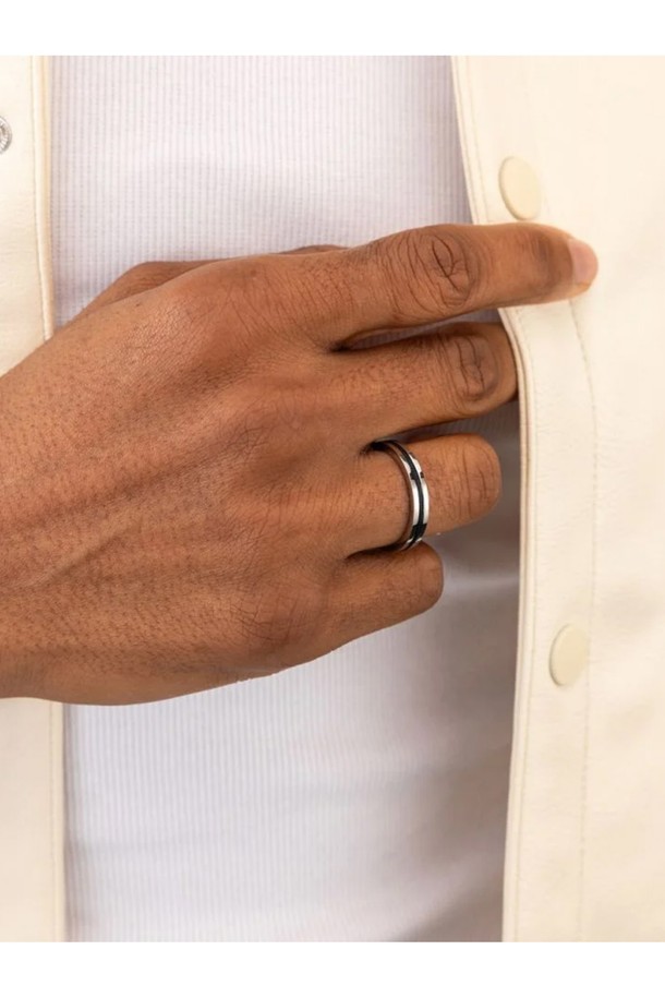 네이비 로프와 실버 스퀘어 디자인의 나바크 4 반지입니다. 네덜란드 선원 생존 상징을 모티브로, 돼지와 닭 모티브, 브랜드 레터링 각인이 특징이며, 19호와 21호 사이즈로 제공됩니다. 스테인리스스틸과 로프 소재로 제작되어 해수, 땀, 변색에 강하며, 해양/항해 컨셉의 방수 기능을 갖춘 수제작 반지로, 우드 케이스에 담겨 선물용으로도 좋습니다.
