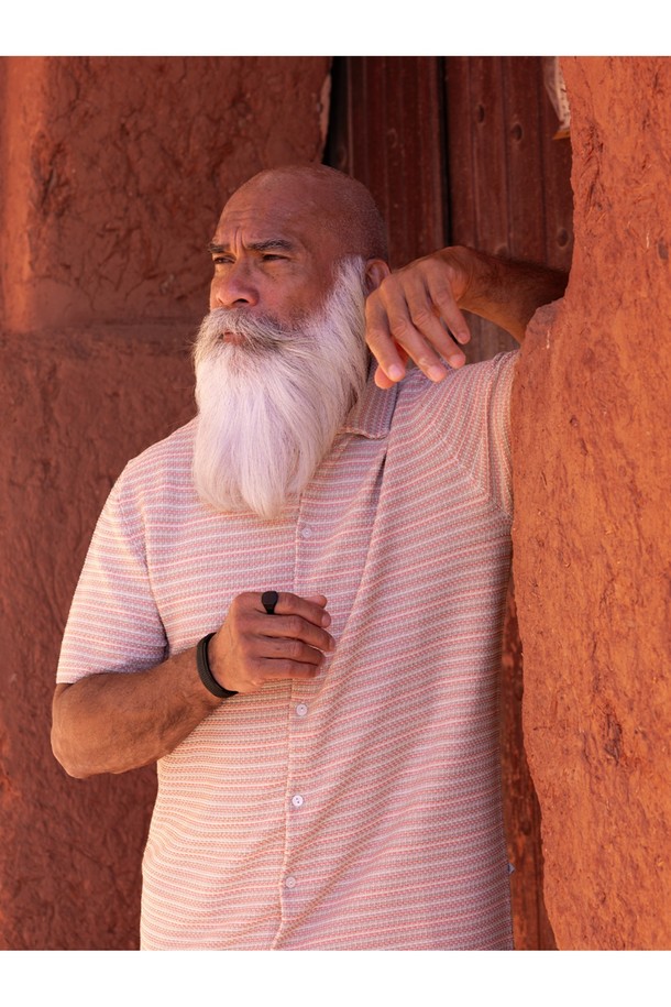 블랙 색상의 시그넷 16 클래식 반지는 316L 스테인리스 스틸 소재로 제작되어 내구성과 내수성이 뛰어납니다. 심플한 실루엣과 브랜드 레터링 디자인 장식이 특징이며, 데일리 포인트 액세서리로 활용하기 좋습니다. 땀과 염수에 강해 색상 유지력이 우수하며, 남녀 공용으로 착용 가능합니다.
