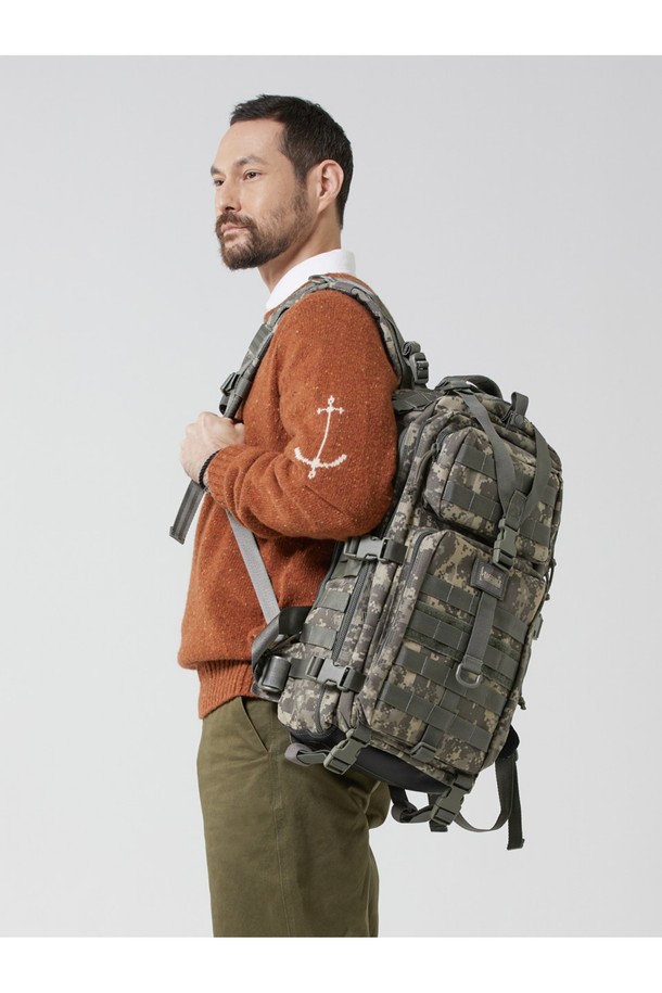 슈퍼팔콘 백팩 - 디지털 포리지 카모는 튼튼한 나일론 소재에 디지털 포리지 카모 패턴으로 밀리터리 스타일을 강조한 남성용 백팩입니다. 라지 사이즈의 사각형 디자인으로 방수 기능을 갖췄으며, 3단 레이어 구조, 4개의 압축 스트랩, 다양한 수납 포켓, 노트북 수납, 몰리 시스템 호환 등 뛰어난 기능성을 자랑합니다. 하이킹, 여행, 일상, 백패킹 등 다양한 용도로 활용 가능하며, 지퍼형 잠금 방식과 버클 디자인으로 안전하고 편리하게 사용할 수 있습니다.
