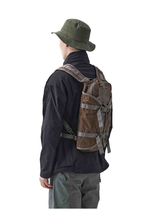 IMBS 태스크 포스 백팩은 왁스 브라운 컬러의 남성용 백팩입니다. 15L 미디엄 사이즈로, 나일론과 폴리우레탄 소재를 사용하여 제작되었습니다. 방수 및 생활 방수 기능을 갖춰 일상, 여행, 하이킹, 아웃도어 활동에 적합하며, MOLLE 시스템, 모듈형 디자인, 다중 수납공간, 하이드레이션 블래더 수납공간 등 다양한 특징을 제공합니다. 지퍼형과 벨크로형 잠금 방식을 채택했으며, 캐주얼, 고프코어, 미니멀 스타일의 여행룩과 캠핑룩에 잘 어울립니다.
