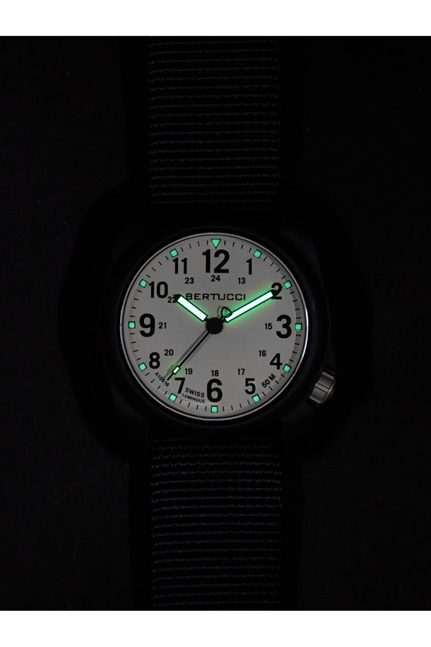 DX3 필드시계 11039는 아웃도어, 군용/택티컬, 일상생활에 적합한 유니섹스 시계입니다. 40mm 크기의 블랙 컬러 카본 파이버 및 나일론 소재 케이스로 제작되었으며, 쿼츠 무브먼트와 50M 방수 기능을 갖췄습니다. 22mm 너비의 NATO 스트랩, 4시 방향 크라운, 24시간 군용 시간 표시, Super-LumiNova 야광 마커, 교체 가능한 스트랩 등, 밀리터리 감성을 더한 다양한 기능들이 특징입니다. 무게는 25g이며, 3년 배터리 수명과 스크류 백 케이스를 통해 뛰어난 내구성을 자랑합니다. 여행룩, 캠핑룩, 캐주얼, 고프코어, 워크웨어 스타일을 즐기는 분들께 추천합니다.
