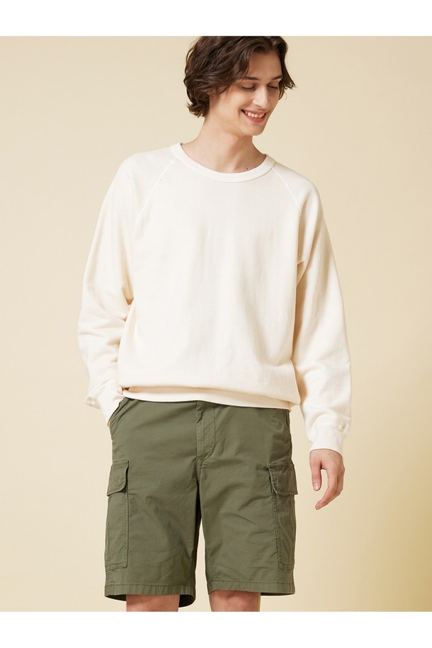 피그먼트 다잉 헤비코튼 맨투맨 - 네츄럴은 9oz 프렌치 테리 원단으로 제작되어 두꺼운 두께감과 부드러운 촉감을 자랑합니다. 피그먼트 다잉 처리로 자연스러운 에이징 효과를 더해 빈티지한 멋을 살렸으며, 라운드넥에 스탠다드핏으로 편안한 착용감을 선사합니다. 겨드랑이 가셋 크로치 디테일과 립 원단 적용으로 활동성을 높였으며, 4-니들 플랫 심, 2-니들 커버 심 봉제로 튼튼함을 더했습니다. 봄, 가을, 겨울, 겨울 데일리룩, 캐주얼, 미니멀, 클래식 스타일을 연출하기에 적합한 기본 아이템입니다.
