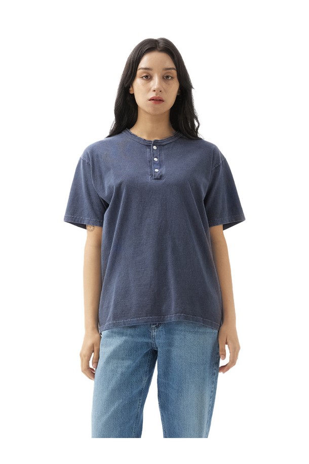 피그먼트 네이비 컬러의 헨리넥 반팔 티셔츠입니다. 면 소재로 제작되어 부드러운 촉감을 자랑하며, 봄, 여름 시즌에 적합합니다.  레귤러 핏으로 편안하게 착용 가능하며, 튜브형 바디 구조와 2바늘 커버스티치 공법으로 제작되어 내구성을 높였습니다. 베이직하고 캐주얼한 스타일로 일상복은 물론, 동네 마실룩과 여행룩에도 잘 어울립니다. 이너 또는 아우터로 활용하여 다양한 스타일을 연출해보세요.
