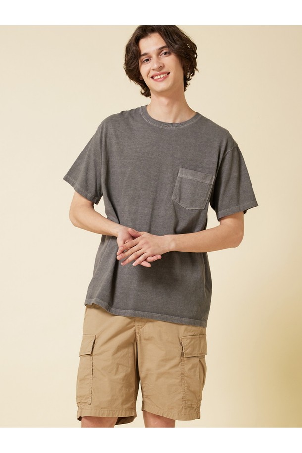 부드러운 촉감의 USA 코튼 5.5oz 저지 원단으로 제작된 피그먼트 다잉 포켓 반팔 티셔츠입니다. 자연스러운 에이징 효과를 더하는 피그먼트 다잉 염색과 튜브형 바디, 포켓 디테일이 특징이며, 라운드넥과 레귤러핏으로 편안한 착용감을 제공합니다. 목과 어깨 테이핑 처리 및 2 니들 커버스팀 봉제로 내구성을 높인 데일리, 이너웨어, 아우터용 그레이 컬러 반팔 티셔츠입니다.
