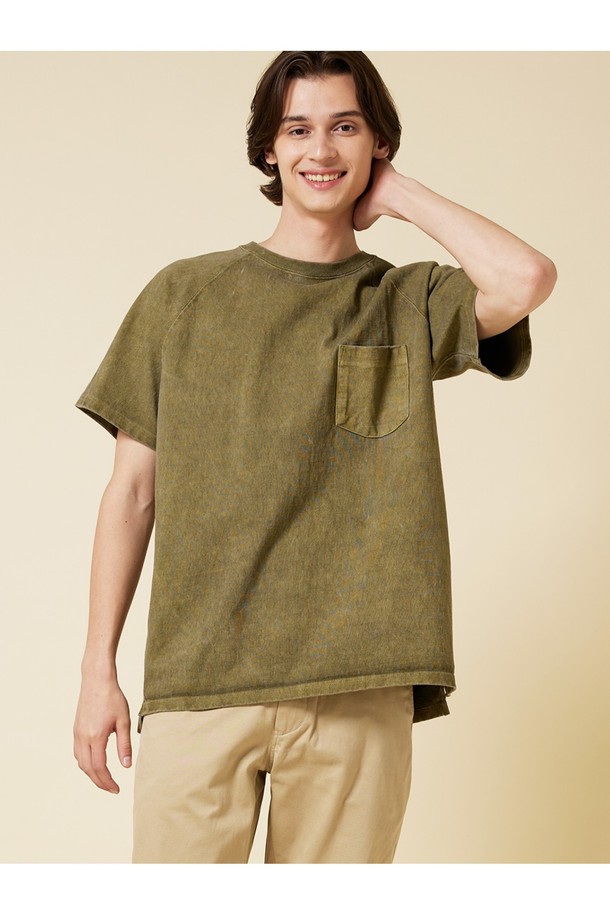 세이지 컬러의 피그먼트 다잉 헤비코튼 포켓 반팔 티셔츠입니다. 9oz 헤비 저지 원단으로 제작되어 튼튼하며, 피그먼트 다잉 처리로 빈티지한 멋을 더했습니다. 2 NEEDLES COVER SEAM 봉제, SIDE VENT, 목과 어깨 테이핑 처리, 앞뒤 언밸런스 기장, 포켓 디테일 등 섬세한 마감으로 완성도를 높였으며, 스탠다드핏으로 편안하게 데일리 웨어로 활용하기 좋습니다.
