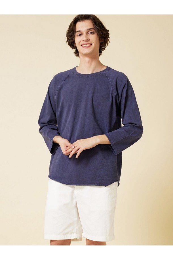 네이비 컬러의 피그먼트 다잉 베이스볼 티셔츠입니다. 부드러운 면 소재에 자연스러운 에이징을 더하는 피그먼트 염색 기법을 사용하여 빈티지한 매력을 선사합니다. 라글란 슬리브와 9부 소매 기장, 스탠다드핏으로 편안한 착용감을 제공하며, 튜브 바디 구조와 2 니들 커버스티치 봉제로 튼튼하게 제작되었습니다.
