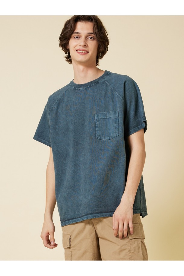 9oz 헤비코튼 소재로 제작되어 튼튼하고 부드러운 착용감을 자랑하는 피그먼트 다잉 포켓 반팔 티셔츠입니다. 슬레이트 컬러를 포함한 다채로운 색상과 베이직한 디자인으로 일상에서 폭넓게 활용할 수 있습니다. 라운드넥, 레귤러핏, 반소매 기장에 가슴 포켓 디테일과 사이드 벤트, 넥테이프 보강, 앞뒤 기장 차이 등의 섬세한 디테일이 돋보입니다.
