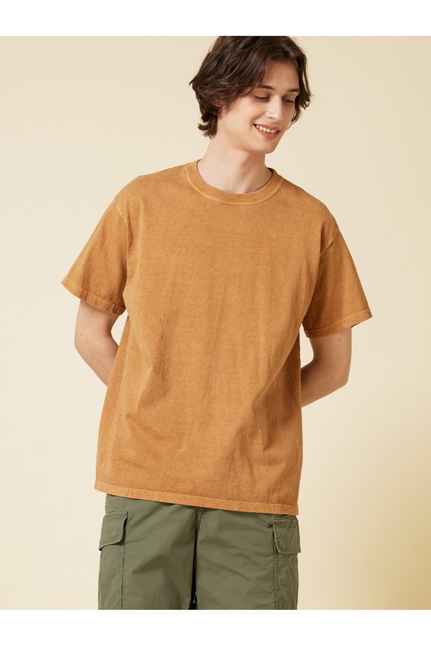 부드러운 면 소재의 피그먼트 다잉 기법으로 제작되어 자연스러운 컬러감을 연출하는 모카 색상의 반팔 티셔츠입니다. 얇은 두께감으로 봄, 여름철 시원하게 착용할 수 있으며, 레귤러핏으로 편안한 착용감을 선사합니다. 2바늘 커버스티치 공법과 튜브형 바디 구조, 넥라인 변형 방지 보강으로 내구성을 높였으며, 워싱 시 자연스러운 에이징 효과를 즐길 수 있습니다.
