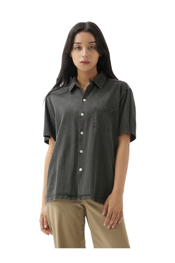 부드러운 면 소재의 오픈 카라 반팔 셔츠입니다. 피그먼트 염색 가공을 통해 빈티지한 색감을 살렸으며, 세탁할수록 자연스러운 멋을 더합니다. 스탠다드핏으로 편안하게 착용 가능하며, 2바늘 커버스티치 봉제와 목, 어깨 테이프 보강으로 내구성을 높였습니다.
