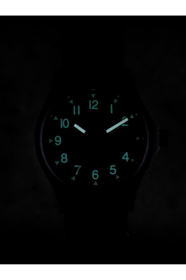 건메탈과 블랙 색상의 조화가 돋보이는 G10 배터리해치 PVD 시계는 스테인리스 스틸 소재로 제작되어 일상생활에서 뛰어난 내구성과 부식 방지 기능을 제공합니다. 40mm 또는 42mm 케이스 크기와 11.5mm의 두께, 철도 모양 챔퍼링 다이얼이 특징이며, PVD 코팅과 무광 처리로 고급스러움을 더했습니다. 배터리 해치와 스크류백 디자인으로 배터리 교체가 용이하며, 슈퍼 루미노바 야광 기능과 5기압 방수, 충격 방지 기능까지 갖춘 실용적인 시계입니다.
