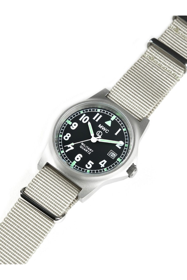 G10 데이저스트 - 실버X그레이는 스테인리스 스틸 소재에 실버와 그레이 컬러 조합이 돋보이는 밀리터리 스타일 시계입니다. 5Bar 방수 기능과 미네랄 강화유리, 스크류백 케이스, 미요타 2035 쿼츠 무브먼트를 탑재하여 내구성을 높였으며, 날짜 표시, 야광, 충격 방지, 방자성 기능을 갖췄습니다. 철도 스타일 다이얼, 야광 표시, NATO 스트랩 디자인으로 밀리터리 무드를 강조한 공용 시계입니다.
