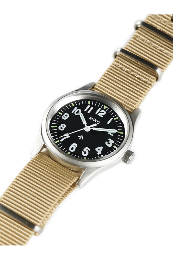 베트남전 당시 미군 시계의 영국군 버전인 실버X데저트 시계는 밀리터리 및 아웃도어 활동에 적합하며, 33mm 합금강 케이스와 18mm 나토 스트랩으로 제작되었습니다. 미요타 2036 쿼츠 무브먼트를 사용하고 3기압 방수 기능을 갖춘 이 남성용 시계는 플렉시글라스 크리스탈과 슈퍼 루미노바 야광 마커를 특징으로 합니다. 클래식한 밀리터리 스타일의 이 시계는 실버 색상의 케이스와 베이지 색상의 나토 스트랩이 조화를 이루며, 12시간제 다이얼과 스냅백 케이스 디자인을 갖추고 있습니다.
