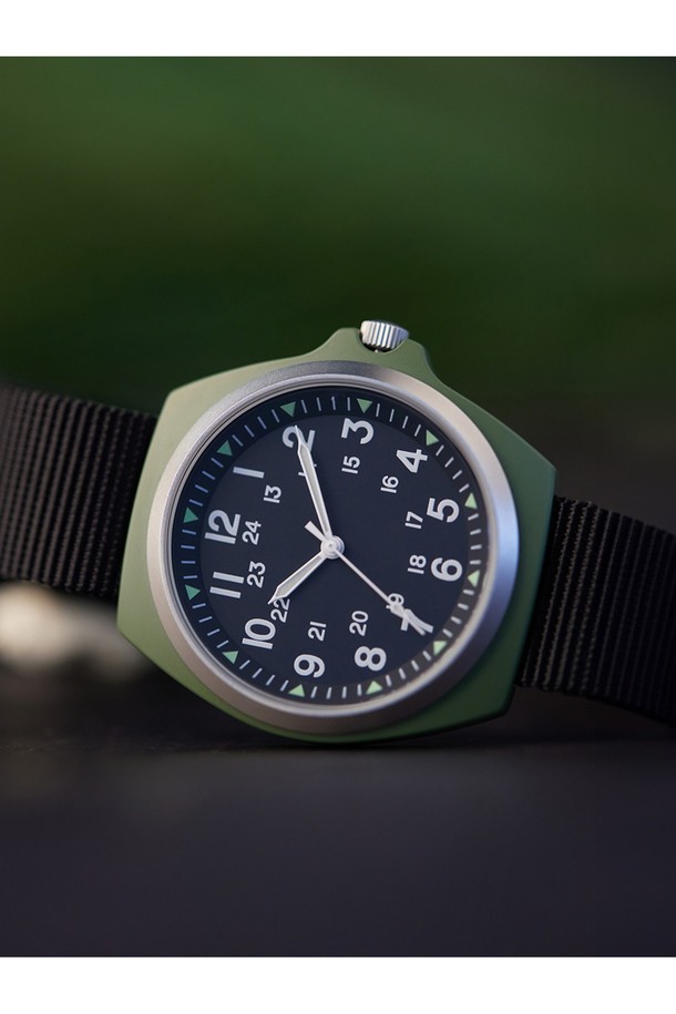 이라크전 시대를 재현한 올리브 색상과 블랙 색상의 밀리터리 필드 워치입니다. 남녀 모두 착용 가능하며, 38mm 케이스와 합금강 소재, 강화 미네랄 글라스를 사용했습니다. 미요타 2036 쿼츠 무브먼트, 슈퍼 루미노바 야광 기능, 3기압 방수를 지원하며 NATO 스트랩(18mm)을 사용했습니다.
