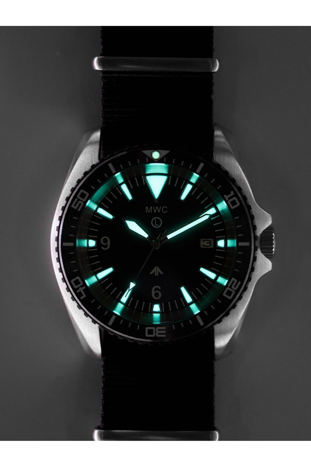 오토매틱 헤비듀티 KSK 다이버 30BAR는 남성을 위한 다이버 시계로, 스테인리스 스틸, 사파이어 크리스탈, 세라믹, 나토 스트랩 소재로 제작되었으며 실버 및 블랙 색상으로 제공됩니다. 48mm 케이스 직경에 30BAR(300m) 방수를 지원하며 NH35A 오토매틱 무브먼트를 탑재, 자동감김, 방수, 야광, 해킹 기능, 회전 베젤, 스크류다운 크라운, 크라운 가드 기능을 제공합니다. 밀리터리 및 스포티 스타일을 갖춘 이 시계는 다이빙, 수중 활동, 군사용으로 적합하며, 41시간 파워리저브, 반사방지 사파이어 크리스탈, 단방향 회전 베젤, 스크류백 케이스가 특징입니다.
