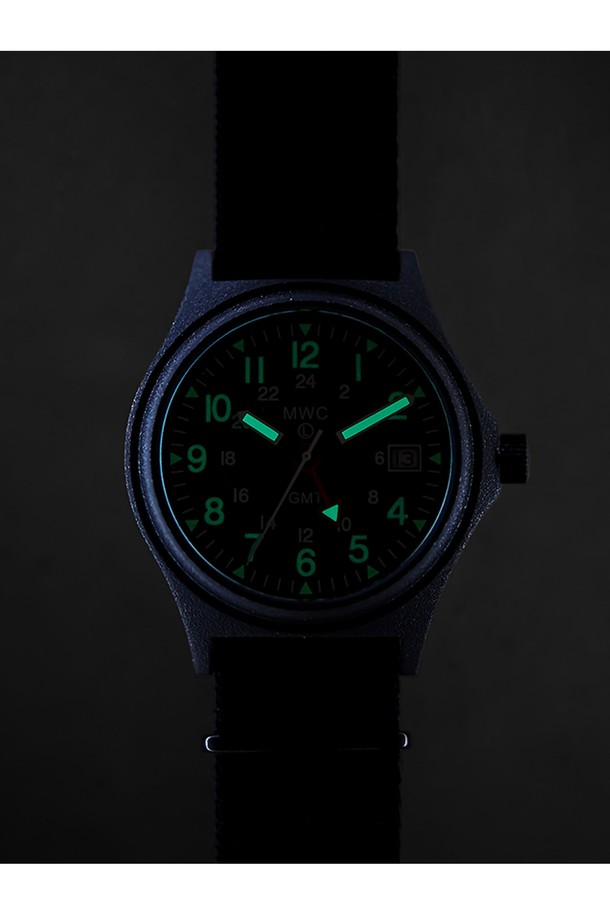 블랙 색상의 G10 10Bar GMT 24H PVD 시계는 남성을 위한 밀리터리 디자인의 스테인리스 스틸 케이스와 나토 스트랩을 특징으로 합니다. 100m 방수, GMT 기능, 24시간 표시, 야광, 날짜 표시 기능과 Ronda 515.24 Date Quartz 무브먼트, 강화 미네랄 글라스, 스크류다운 크라운 및 스크류백 케이스를 갖추고 있습니다. 35mm 케이스 직경, 20mm 스트랩 폭, Super Luminova 야광 도료, 용이한 배터리 교체, 이중 시간대 표시 기능이 돋보입니다.
