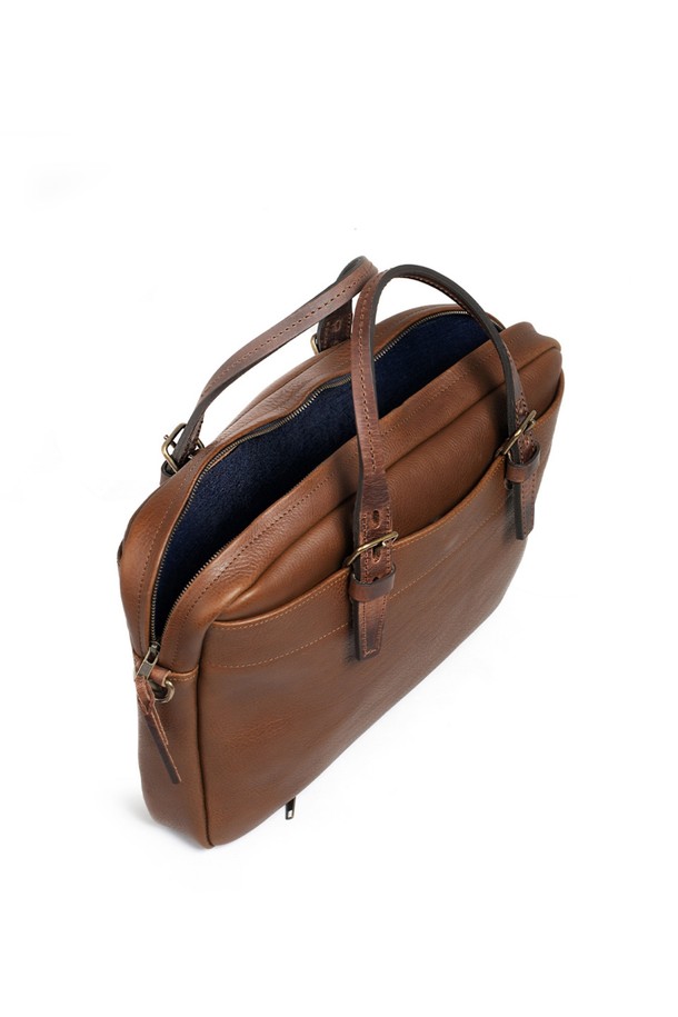 "쿠바 리브레" 폴더 브리프케이스는 브라운과 블루 컬러의 소가죽, 펠트, 면 혼방으로 제작된 남성용 브리프케이스입니다. 미디엄 및 라지 사이즈, 사각 형태에 버클 디자인이 돋보이며, 노트북 및 태블릿 수납이 가능한 실용적인 분리 수납, 숄더 스트랩을 갖추었습니다. YKK Excella 지퍼, 황동 하드웨어, 베지터블 태닝 가죽, 수작업 및 장인 서명으로 완성된, 일상 및 비즈니스에 적합한 고급스러운 가방입니다.
