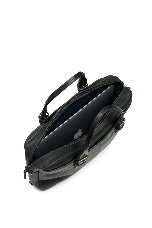 세련된 남성을 위한 폴더 브리프케이스 - 누아르 블랙입니다. 소가죽, 펠트, 면의 고급 소재 조합으로 제작되었으며, 라지 사이즈에 무지 패턴으로 심플함을 더했습니다. 내구성이 뛰어난 YKK Excella 프리미엄 지퍼와 버클, 다수의 수납공간, 태블릿/노트북 수납이 가능한 모듈형 시스템을 갖춰 실용성을 높였으며, 탈부착 가능한 패딩 어깨끈으로 편안한 착용감을 제공합니다.
