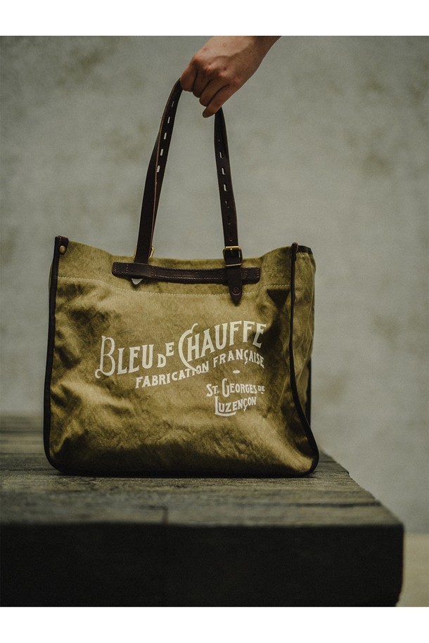 바자 토트백 스톤워시 캔버스 - 카키는 유기농 면 소재에 스톤워싱으로 빈티지한 매력을 더했으며, 남녀 모두에게 잘 어울리는 디자인입니다. 넉넉한 라지 사이즈(L 40 x H 35 x W 18cm)로 17인치 노트북 수납이 가능하고, 내부에 지퍼 포켓, 2개의 폴딩 포켓, 4개의 패치 포켓 등 다양한 수납공간을 제공하여 일상과 비즈니스 모두에 유용합니다. 튼튼한 캔버스와 소가죽 소재, YKK 지퍼, 황동 하드웨어를 사용한 핸드메이드 제품으로, 모듈형 시스템과 스트랩, 스냅버튼 및 지퍼형 잠금 방식으로 실용성을 더했습니다.
