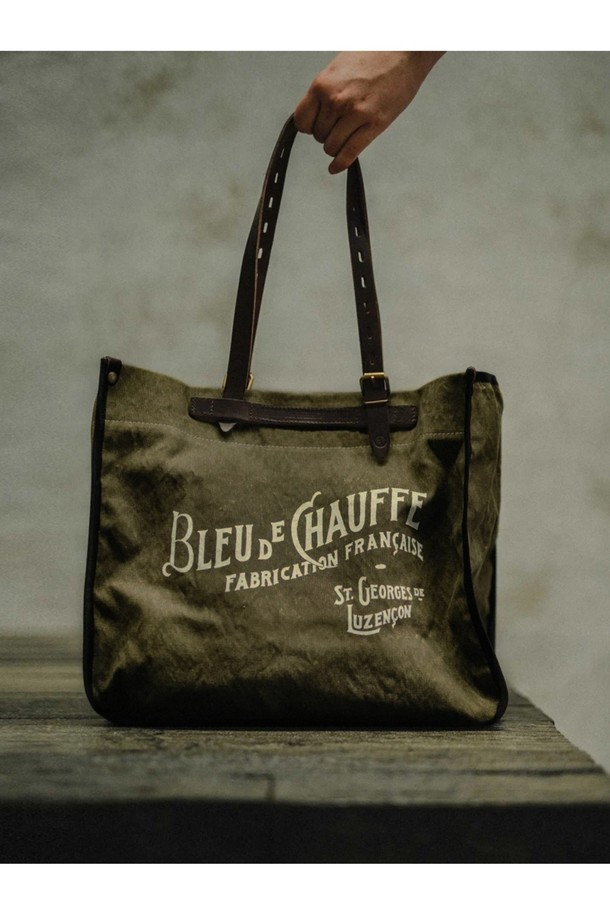 다크 카키 색상의 바자 토트백은 스톤워시 가공된 캔버스와 소가죽 소재로 제작되었으며, 남녀 모두에게 잘 어울립니다. 라지 사이즈의 사각 토트백은 내부에 지퍼 포켓이 있으며, 탈부착 가능한 모듈과 스냅 버튼 잠금 방식으로 디자인되었습니다. 노트북 수납이 가능하며 일상 및 비즈니스 용도로 활용하기 좋고, 내구성이 강한 소재와 고급 하드웨어를 사용하여 제작된 로고 패턴의 토트백입니다.
