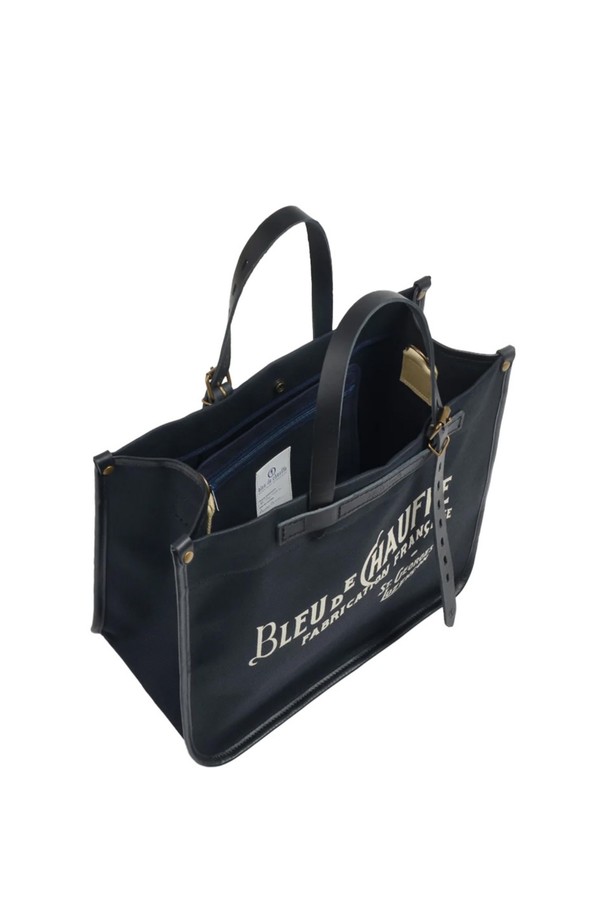 빈티지한 무드의 바자 토트백 - 누아르 블랙은 소가죽 소재의 미디엄 사이즈 토트백입니다. 사각 형태에 지퍼형 잠금 방식이며, 내부에 수납공간이 있어 일상 및 여행 시 유용하게 사용할 수 있습니다. 클래식한 로고 패턴이 돋보이는 이 토트백은 프랑스에서 제작되었습니다.
