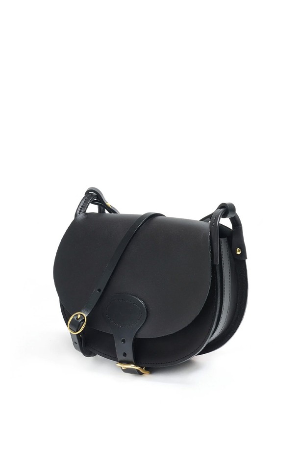 다이앤 새들백 M - 누아르 블랙은 출근룩, 비즈니스 캐주얼, 모임룩에 모두 잘 어울리는 남성용 새들백입니다. 클래식, 미니멀, 시크 스타일을 추구하는 남성에게 적합하며, 부드러운 소가죽 소재로 제작되어 고급스러운 질감을 선사합니다. 가방은 무지 패턴의 블랙 컬러에 버클 장식으로 포인트를 더했으며, 반원 형태의 디자인과 마그네틱형 잠금 방식으로 실용성을 높였습니다. 내부에는 분리 수납이 가능한 구조와 YKK 지퍼를 적용하여 수납력을 강화했으며, 식물성 태닝 가죽, 유기농 면 내부, 황동 하드웨어를 사용하여 섬세하게 제작되었습니다.
