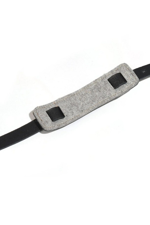 프리미엄 천연 소가죽으로 제작된 누아르 블랙 컬러 스냅훅 레더 스트랩입니다. 105-120cm 사이즈로 5단계 길이 조절이 가능하며, 탈부착이 용이한 스냅 방식 잠금과 수작업 광택 마감된 황동 버클, 천연 펠트 어깨 패드가 특징입니다. 숄더 및 크로스바디 스타일 연출이 가능하며, 시간이 지날수록 자연스러운 패티나가 형성됩니다.
