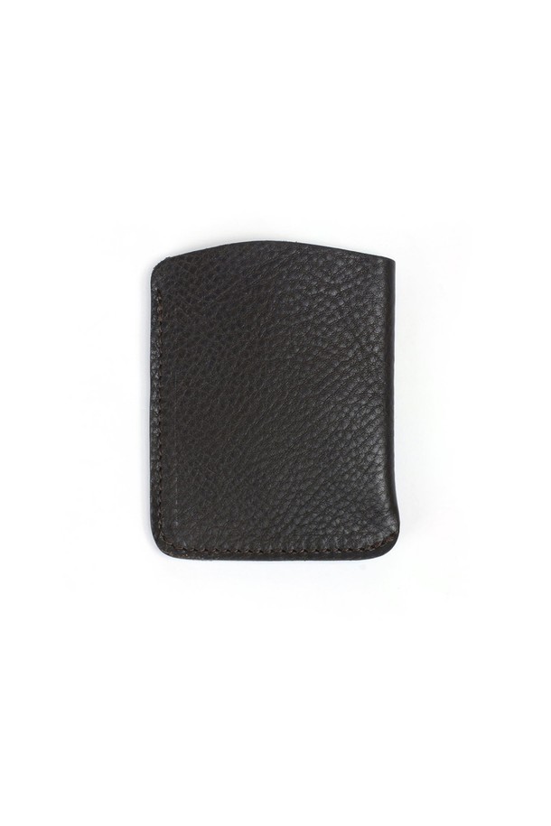 다크 브라운 색상의 인트로 명함지갑은 소가죽 소재로 제작되었으며, GOTS 인증 유기농 면 내부와 황동 하드웨어, YKK 지퍼를 사용했습니다. 스몰 사이즈의 사각 형태 명함지갑으로, 로고 엠보싱 장식이 돋보이며, 베지터블 태닝 풀그레인 가죽으로 수작업 제작되어 장인의 서명이 담겨 있습니다. 지퍼형 잠금방식과 수납 기능을 갖춘 미니 사이즈의 공용 명함지갑입니다.
