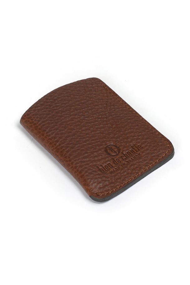 심플하고 컴팩트한 사이즈의 인트로 명함지갑 - 쿠바 리브레는 베지터블 풀그레인 가죽 소재로 제작되었으며, 내구성이 강화된 구조와 천연 가죽의 에이징을 경험할 수 있습니다. 카드 수납이 가능하며, 로고 음각 장식이 돋보이는 미니 사이즈의 명함 지갑입니다. 유기농 코튼 내부 라이닝, YKK 지퍼, 황동 부자재를 사용하여 완성도를 높였으며, 클래식하고 미니멀한 스타일을 연출합니다.
